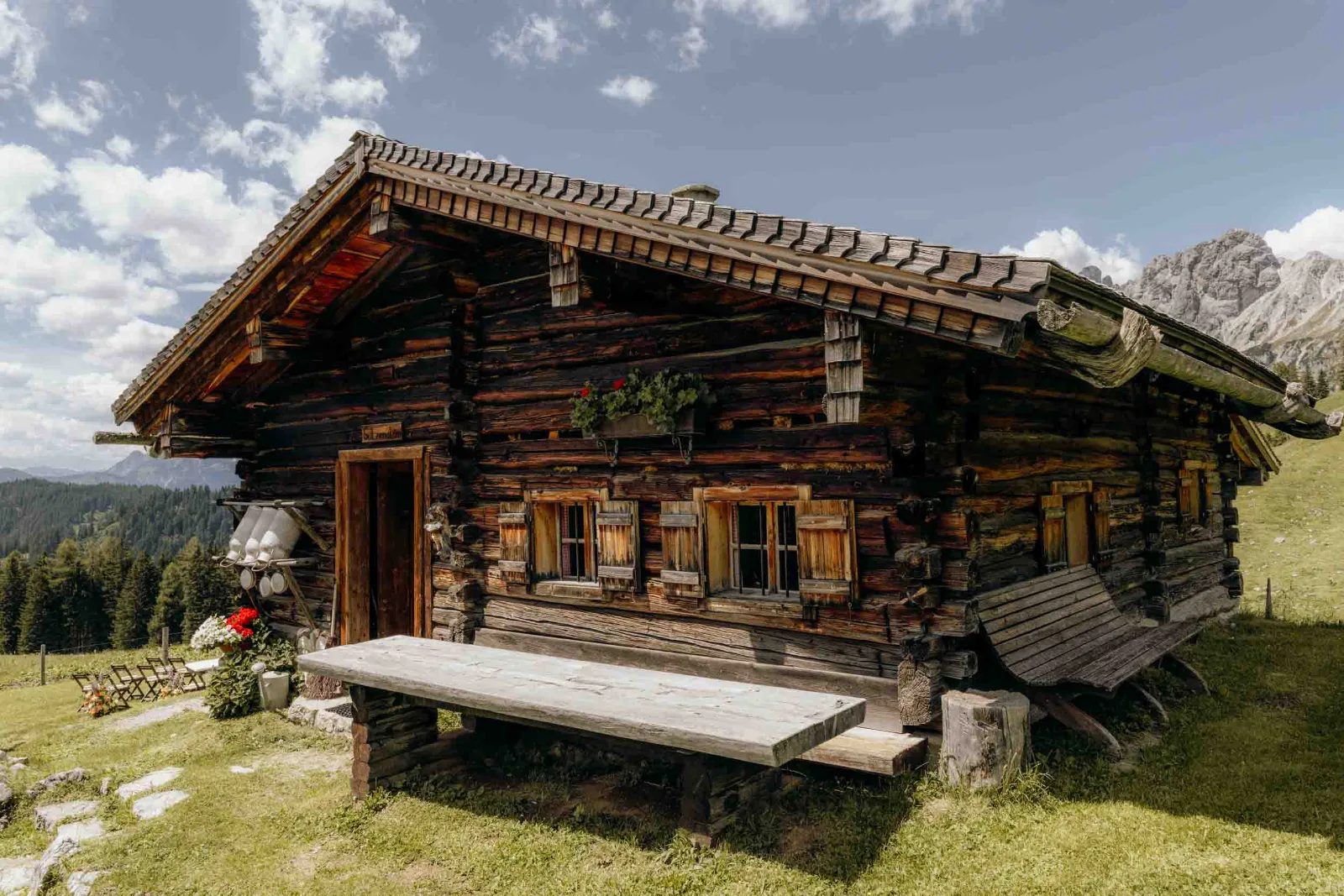 Die rustikale Löckwaldhütte inmitten der Berglandschaft bei einem Elopement, fotografisch festgehalten von MOKATI als euer Hochzeitsfotograf München.