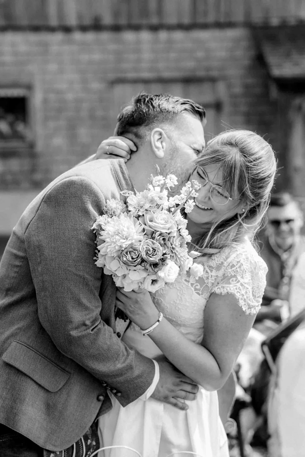Hochzeitsfotograf München begleite ich euch, wie sich das Brautpaar bei einem Elopement glücklich in die Arme schließt und einen Moment für MOKATI festhält.