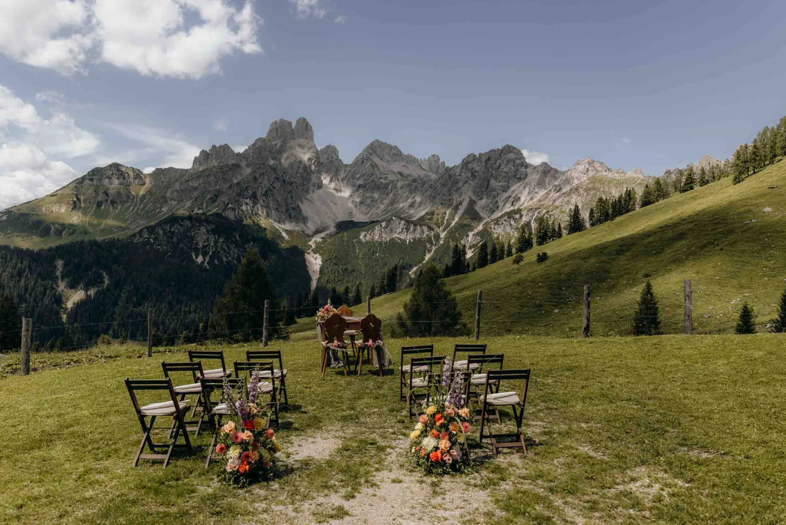 Hochzeitsfotograf München begleite ich eure freie Trauung auf einer Wiese vor der Kulisse der Berge.