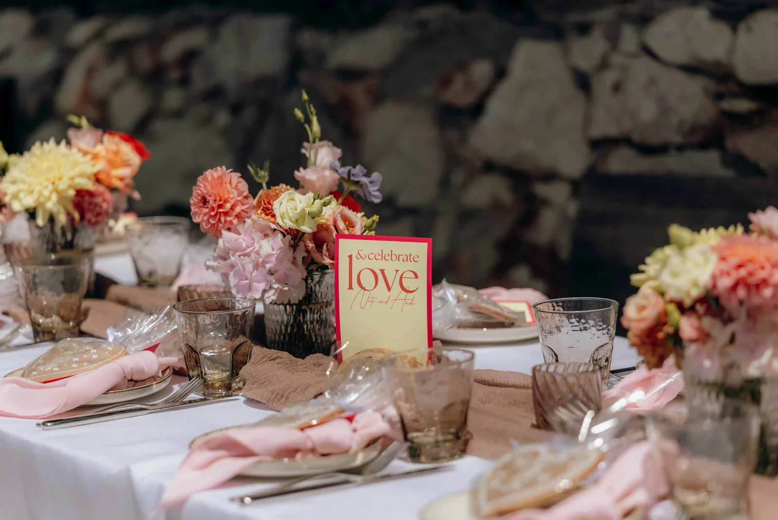 Die festlich gedeckte Tafel bei der Hochzeit in der Löckwaldhütte wurde von mir als Hochzeitsfotograf München festgehalten.